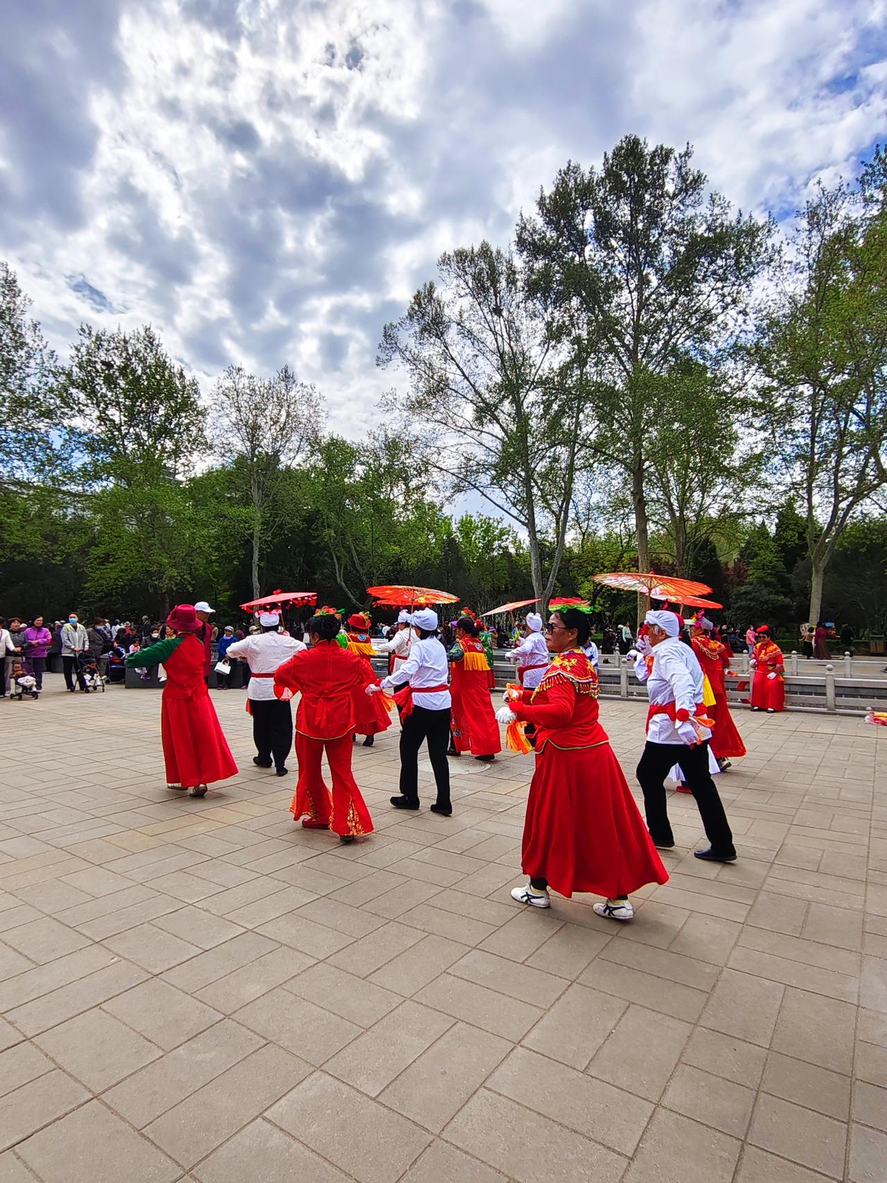 济南百花公园好热闹！今天去公交公司换卡，顺便去了百花公园。大约有两三年没去百花公