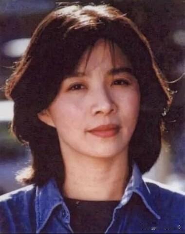 演啥像啥，说的就是迟蓬老师！别看她在戏里灰头土脸，方言地道，神情老态，比农民还像