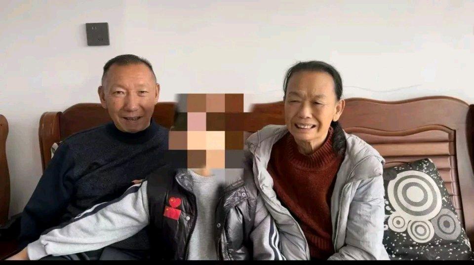 这事儿真是让人唏嘘不已。广西的陆晓东白天照顾患癌父亲，晚上跑外卖养家，结果一场车
