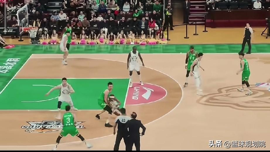 这么狼狈的扣篮，估计也就只有付豪能做了！

辽宁男篮上场比赛，付豪接赵继伟传球直