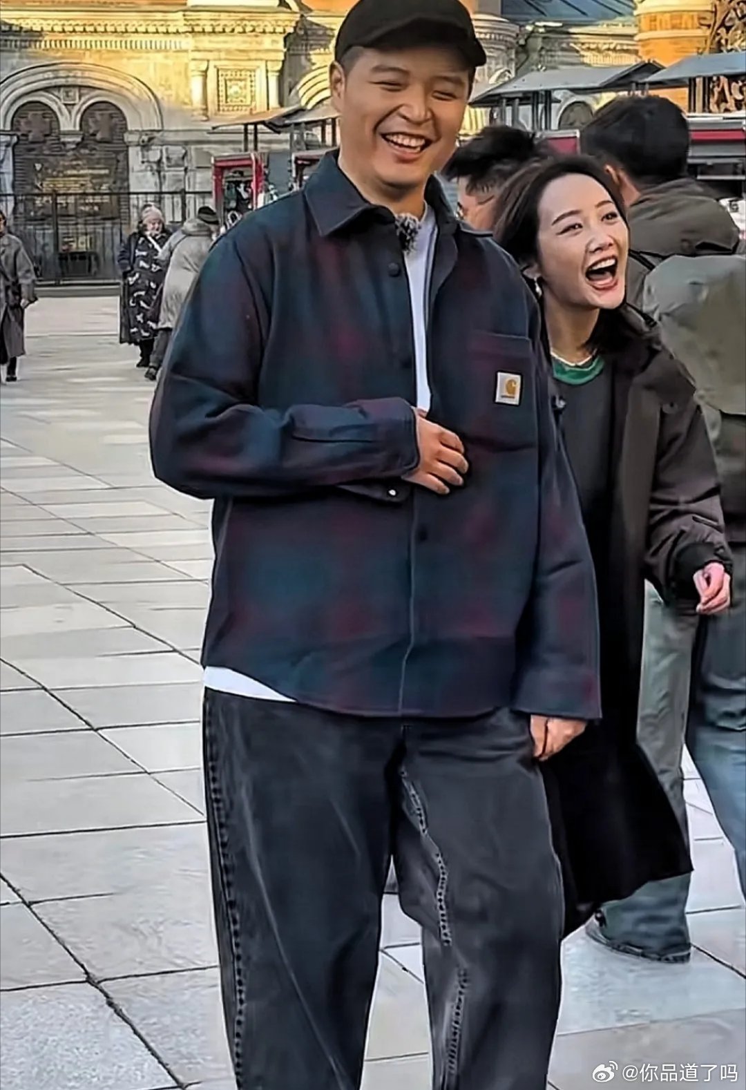 马頔李纯夫妇户外录综艺，两口子笑得特别开心，在大街上手牵手，很甜蜜。李纯大大方方