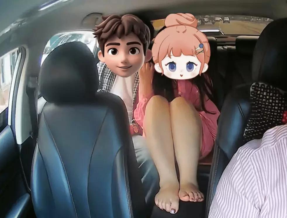 女乘客一上车就光脚踩在中央扶手箱上，司机提醒，她还回怼“洗过了”。这洗没洗都不该