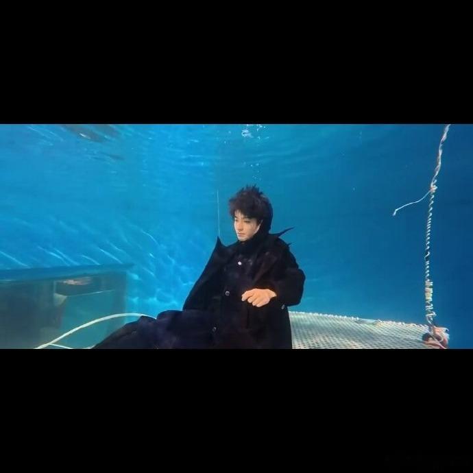 忙了一整天终于有空看手机，结果发现全网都在笑自己，这体验也太真实了😔 王俊凯这