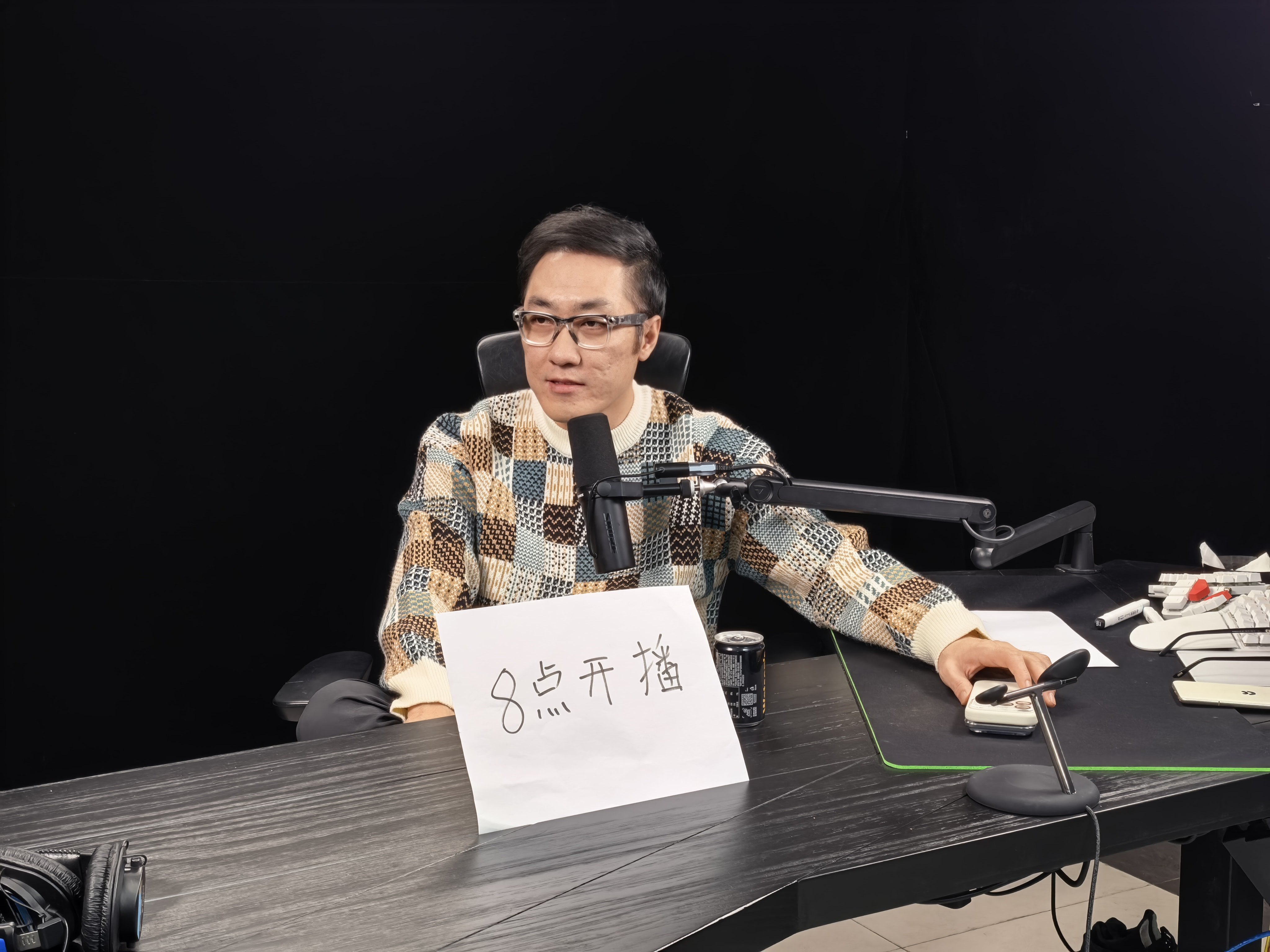 一会跟这小伙子直播，聊聊天。快来抖音凑凑热闹。 