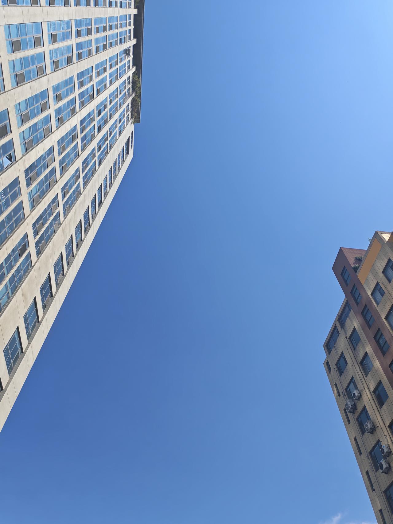 最近这几天，早晨的时候感觉特别冷，都想要穿上厚厚的外套，可是到了中午这会真的很热