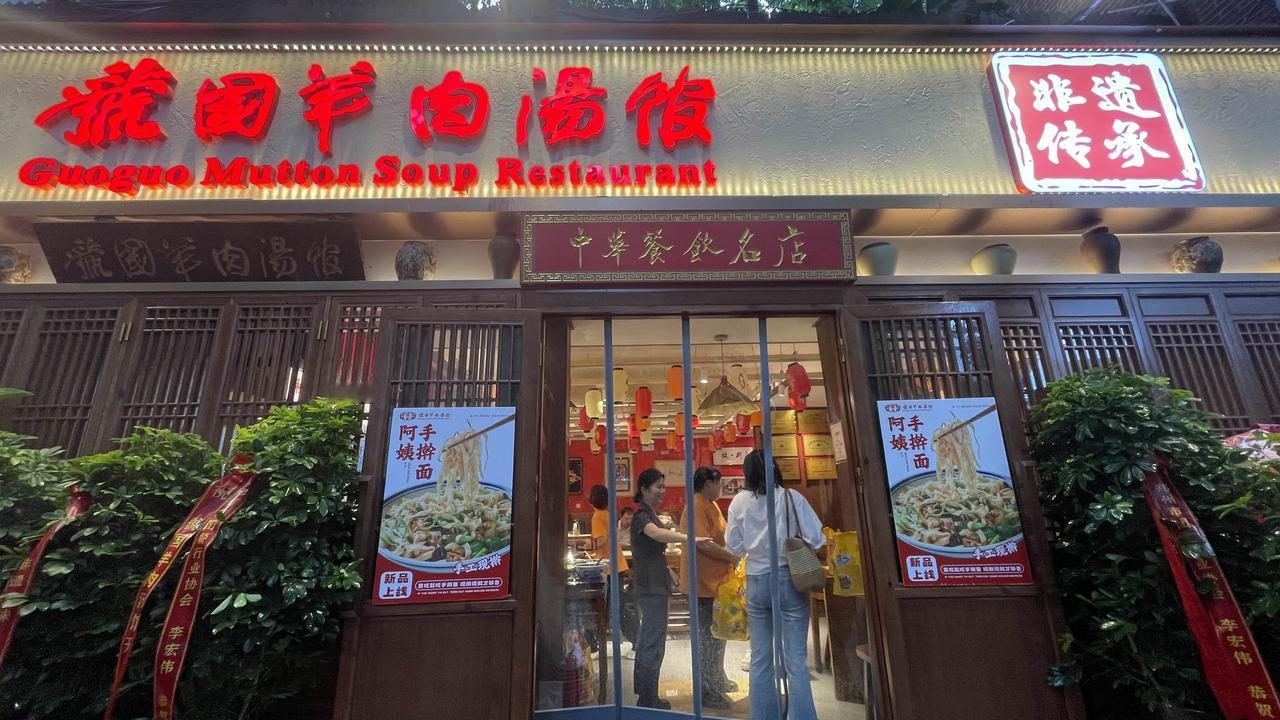 郑州虢国羊肉汤焕新开业，政二街雨后如洗，法桐参天遮阴避日，清新的泥土香气，散发着