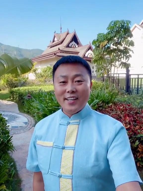 大家好，现在来到了美丽的西双版纳，看我老婆也穿上了他们的民族的服装。