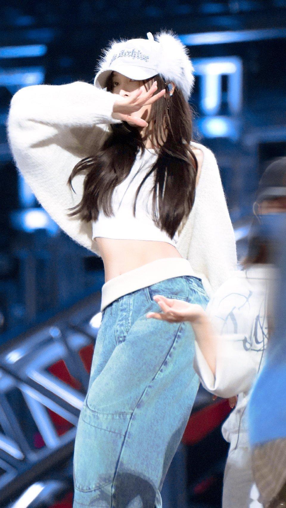 看到吴宣仪的脸可以原谅全世界生活里的烦心事总让人emo到烦躁，直到看见吴宣仪的脸