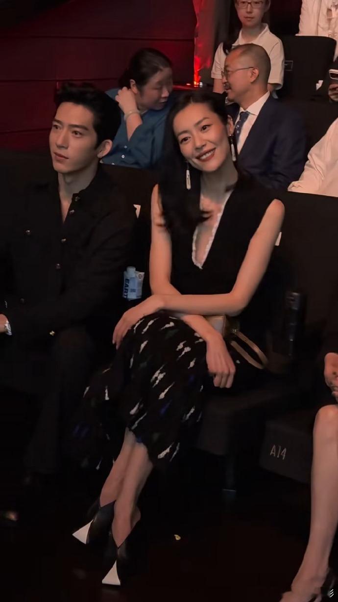 井柏然刘雯去看李荣浩演唱会 网友拍到井柏然和刘雯一同现身李荣浩演唱会现场，二人低