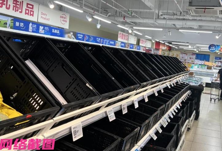 杭州某些超市此刻货架上的大量货物，因马上台风来临而被众人要搬空，哪怕眼前晚上十点
