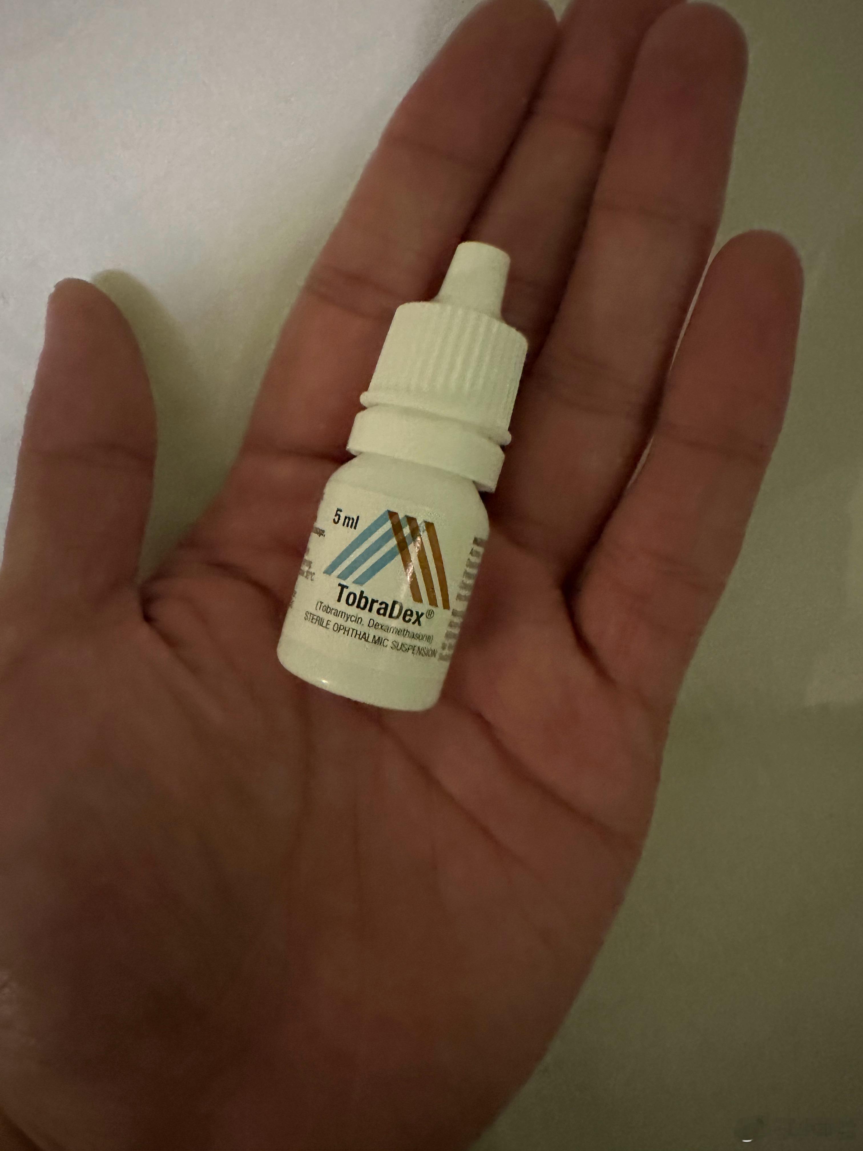 我最近晒完太阳眼镜，晚上回去眼镜就会发红血丝，还有点痒，应该是角膜炎。于是我买了