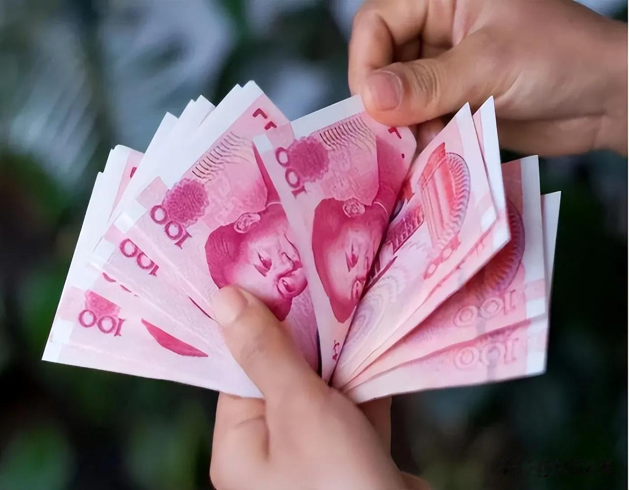 不少年轻人有一种顾虑：他们认为现在的老人退休金太高，而自己辛辛苦苦上班，却比不上