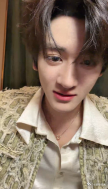 邓佳鑫直播 邓佳鑫直播状态真的很好，自然不做作，唱歌也很稳，新歌也超级好听。 