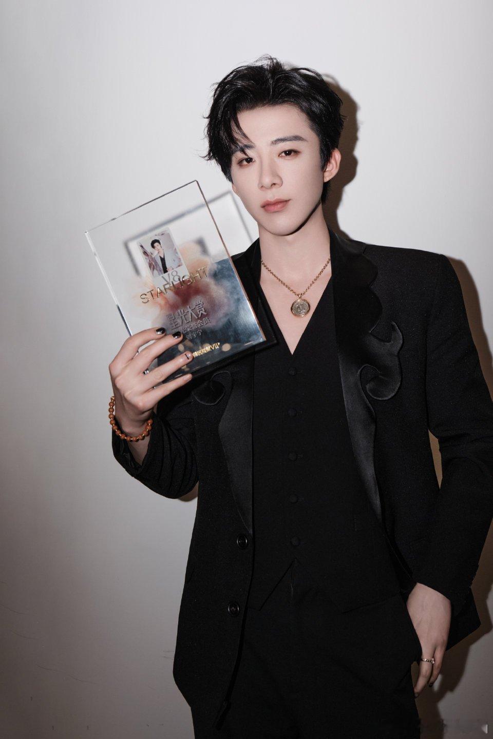 微博之夜微博KING和QUEEN刘宇宁的歌声，简直就是音乐界的“开心果”！每当他