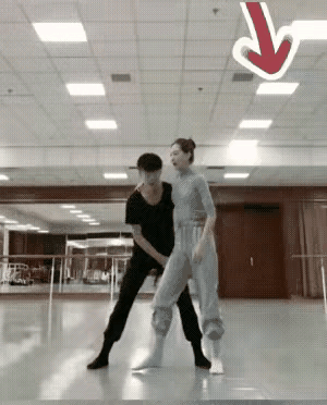 小哥哥:完辣，这是冲我来的。