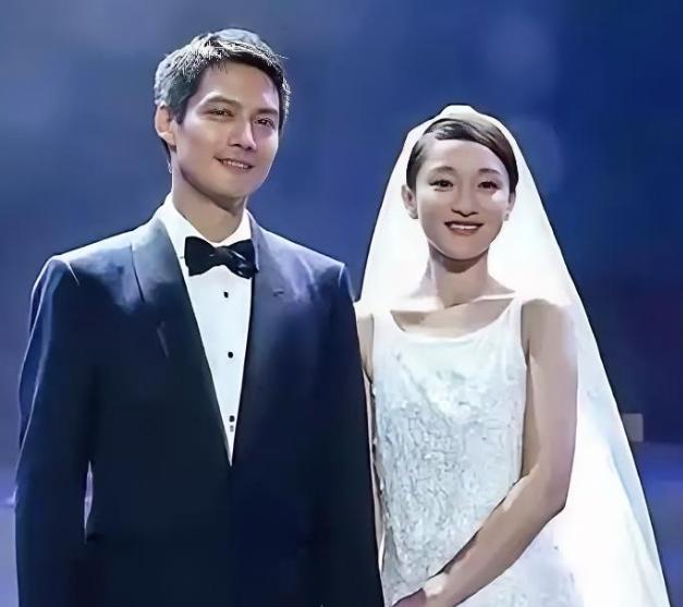 2014年，周迅跟高圣远闪婚。婚后不久，高圣远就问周迅借300万开公司，没想到周