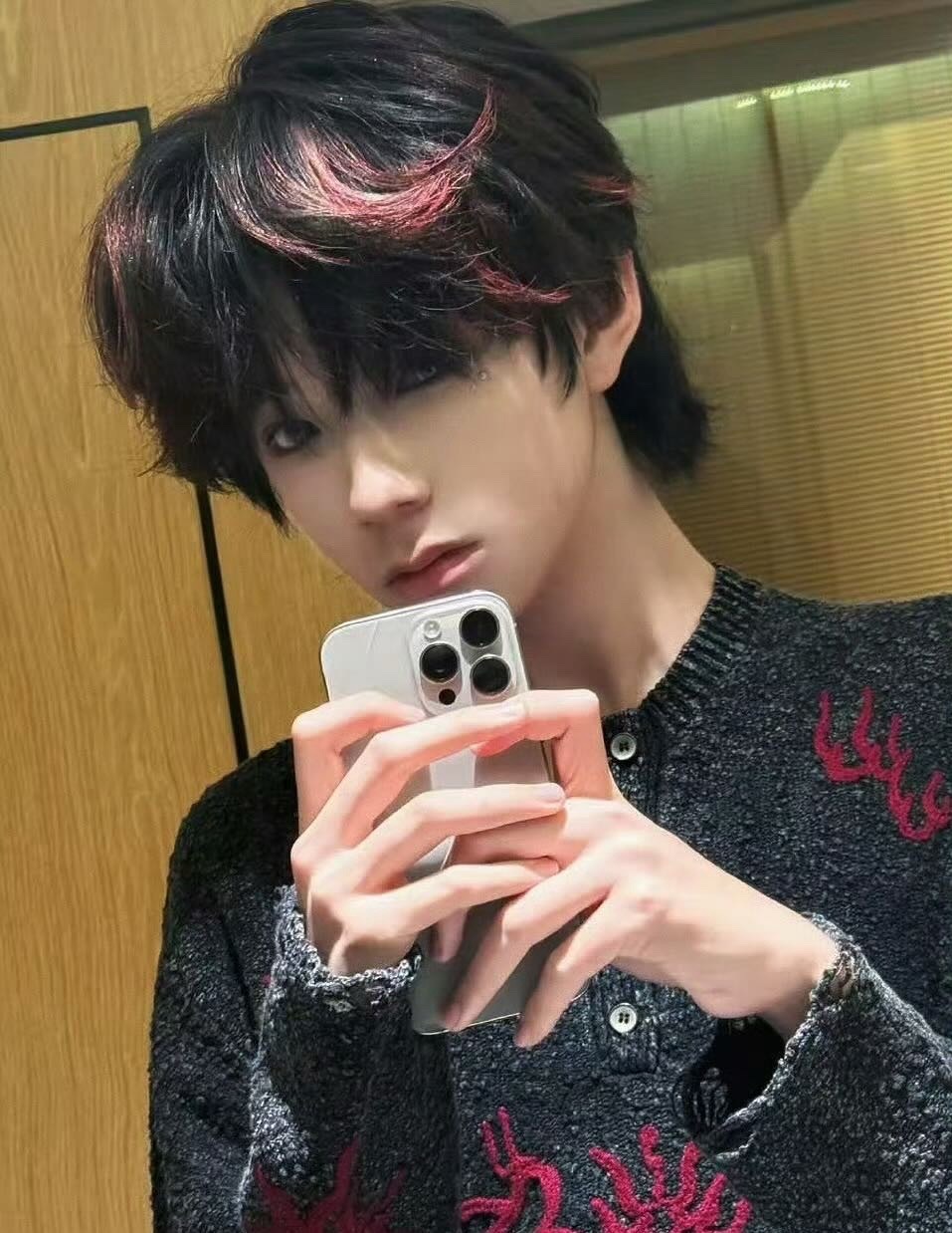 王橹杰付彬言待播剧角色热度TOP1王橹杰《我们的少年时代2》付彬言以9898热度