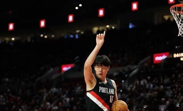 杨瀚森和詹姆斯儿子布朗尼对比，都是半斤八两
杨瀚森本赛季代表开拓者打了21场比赛