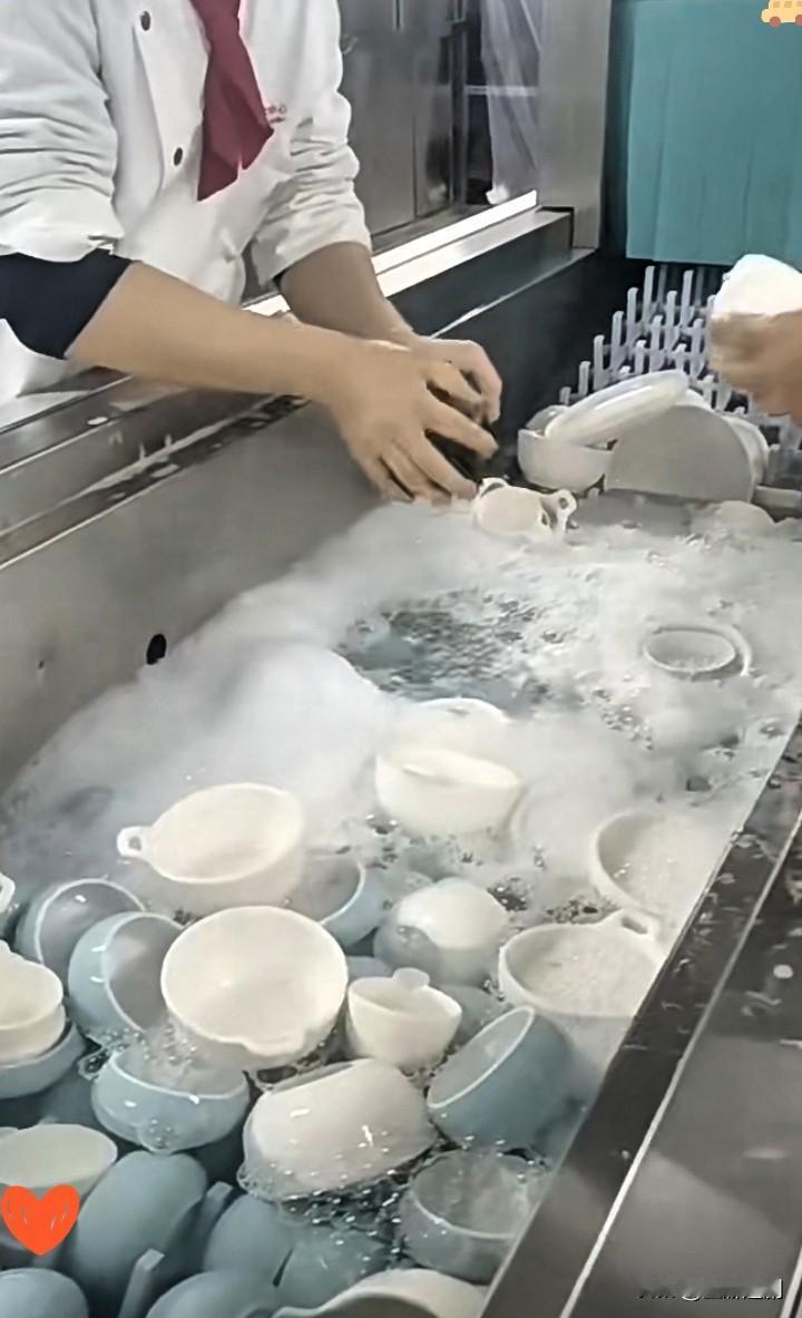 别总抱怨现在员工“不肯多干活”，先看看你是不是把“雇人洗碗”变成了“买一送十”！
