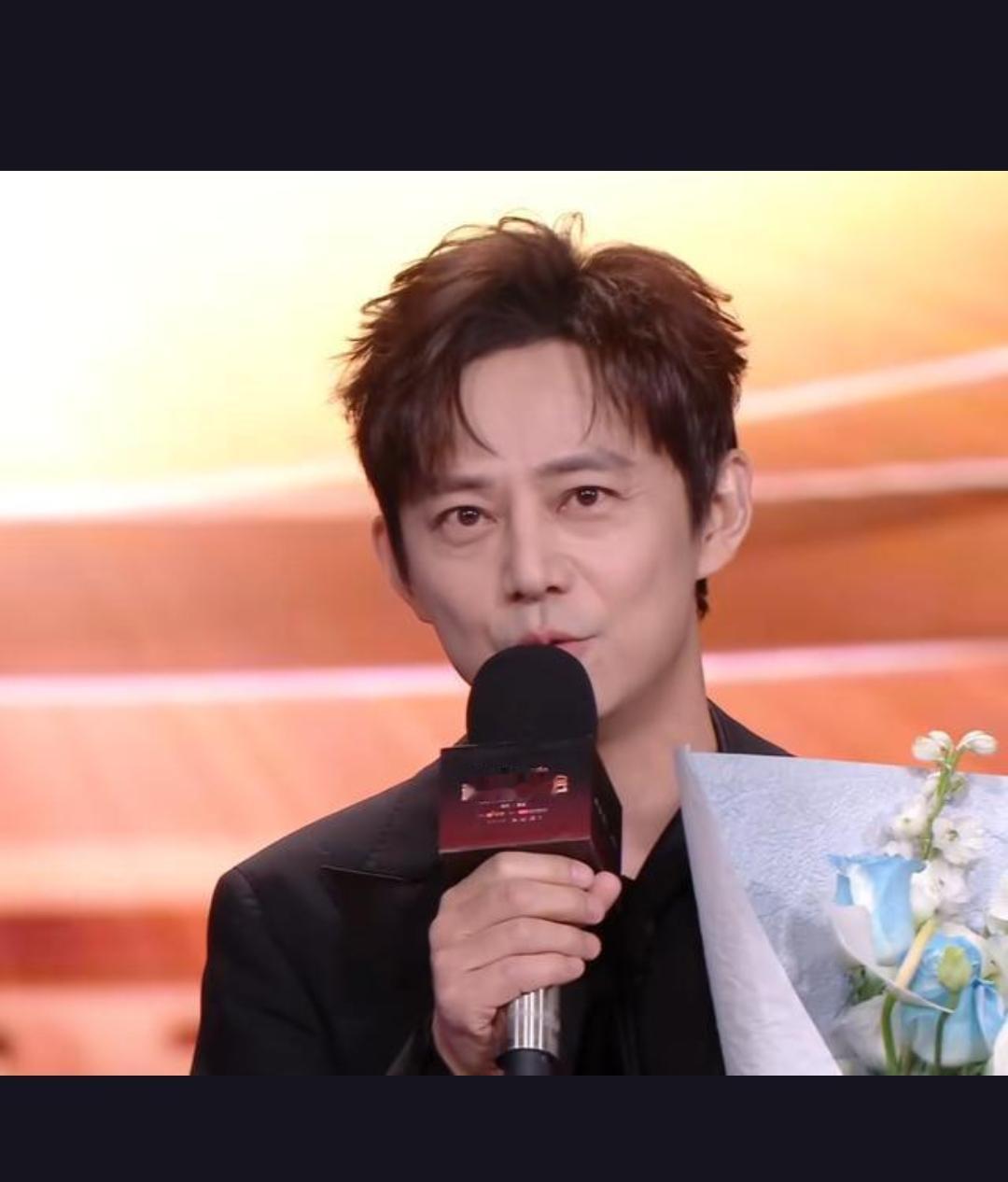 51岁何炅公开回应“衰老焦虑”，他的态度竟让全网沸腾了！
何炅，这位陪伴我们走过