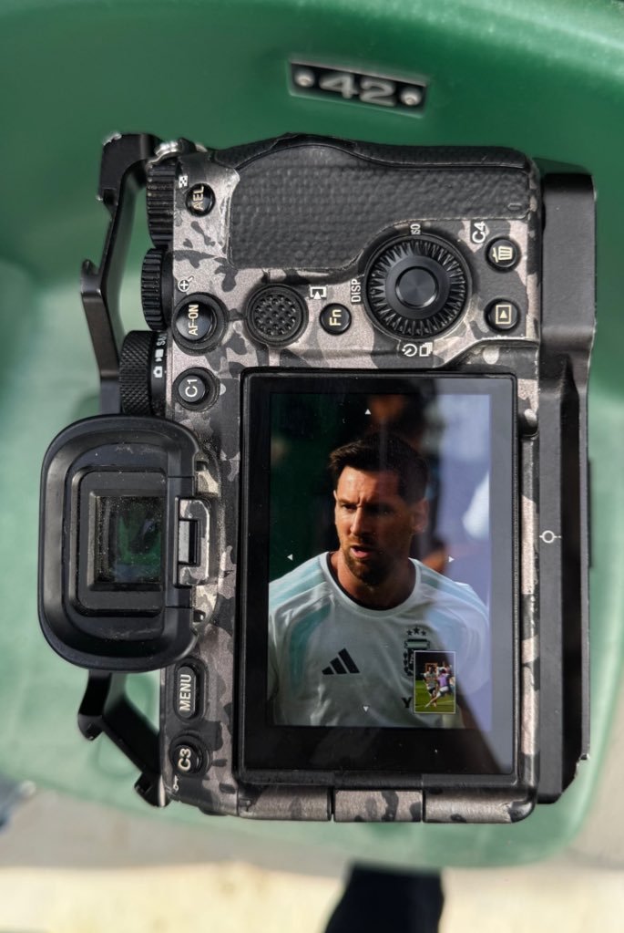 摄像机里的小梅🎥🐐和训练照片还有一张在埃尔切体育场更衣室里梅西与大力神杯的合