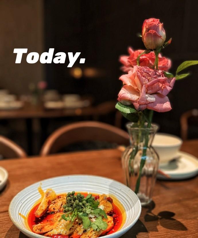 刚下过一场雨，山里空气格外清新。趁着这份凉爽，姐妹们相约出来聚一聚，找个舒服的地