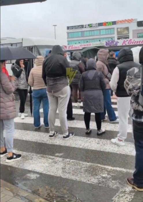 基辅周边持续停水停电，市民堵路抗议，要求泽连斯基负起责任。
 
要说基辅这波停水