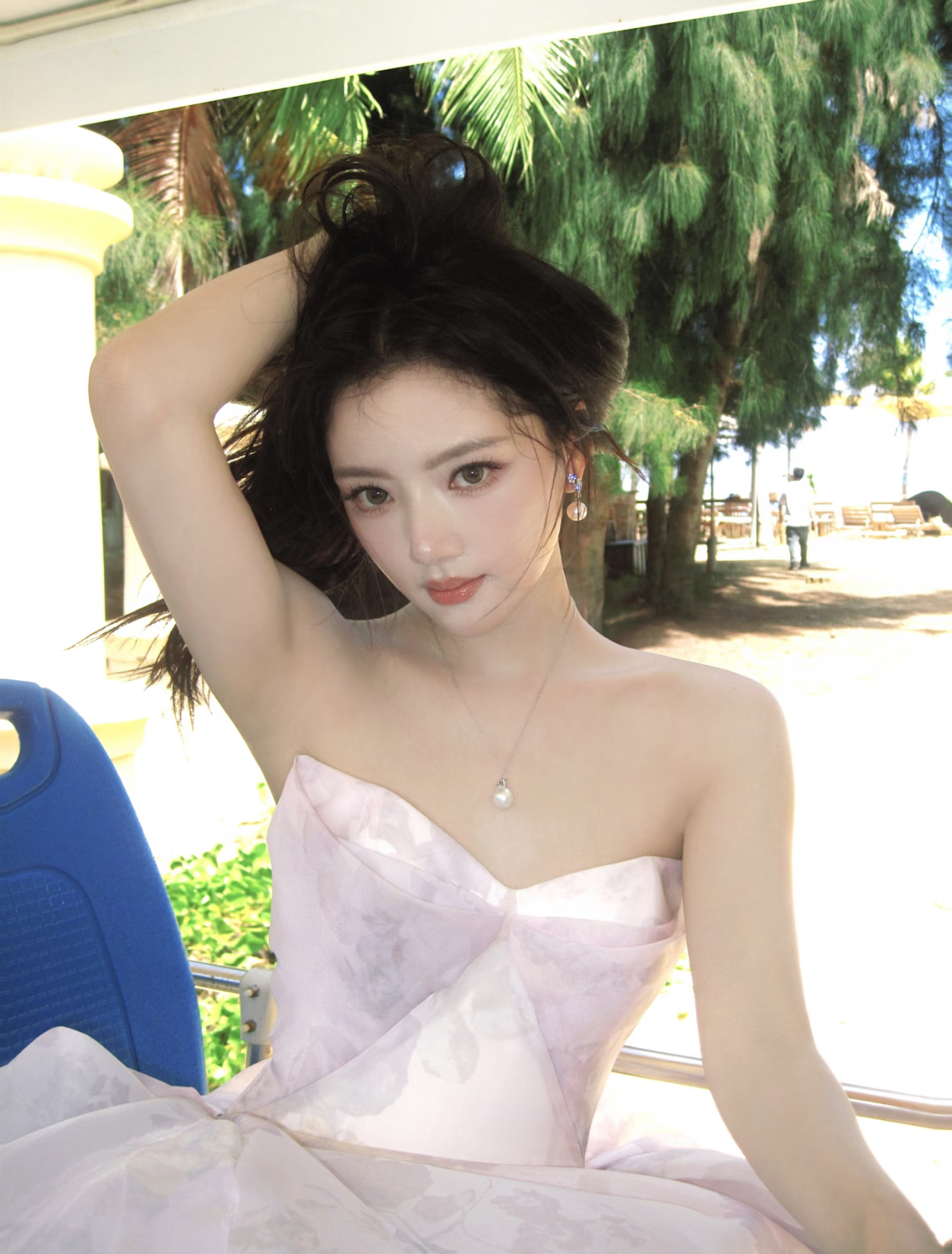 任敏珍珠美人任敏好清透的美任敏这套造型优雅感直接拉满！米白色缎面一字肩长裙搭配珍