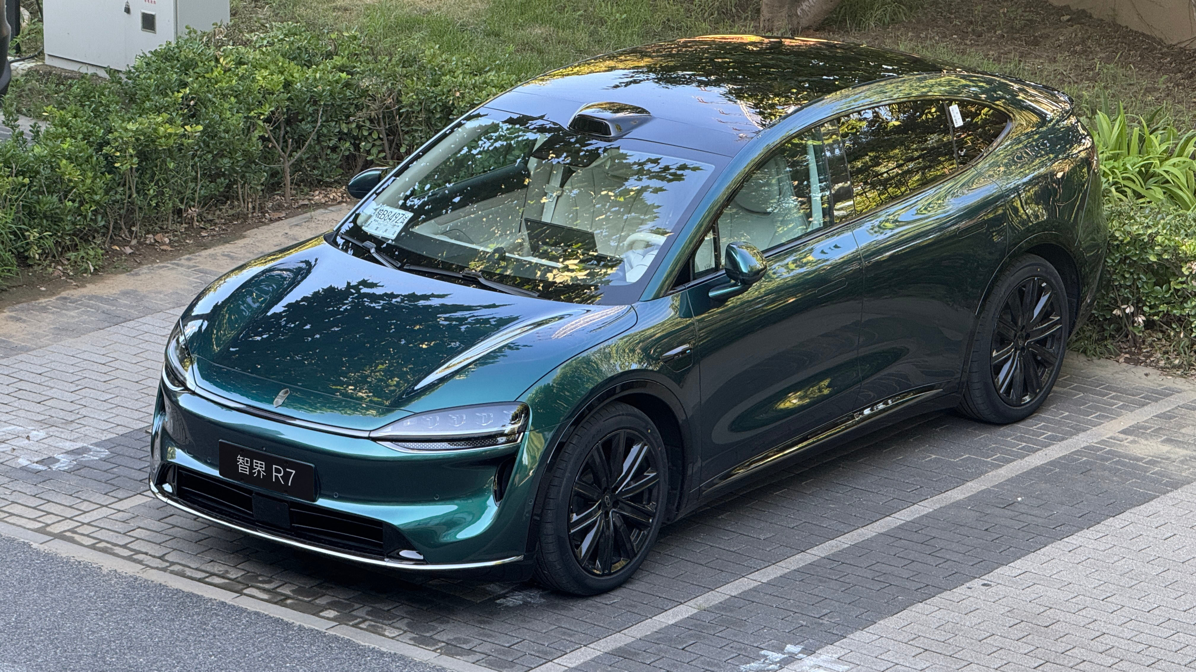 智界R7改款的新颜色来了！加上智界 R7 那种轿跑溜背的 SUV 造型，就俩字高