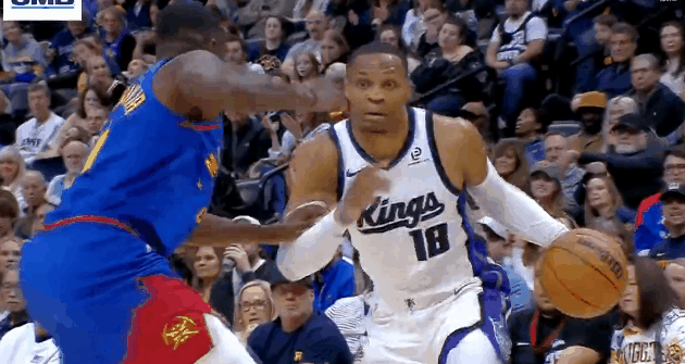 威少这球真帅！

最后时刻，威少持球单打，对抗后金鸡独立，中投命中，杀死比赛！