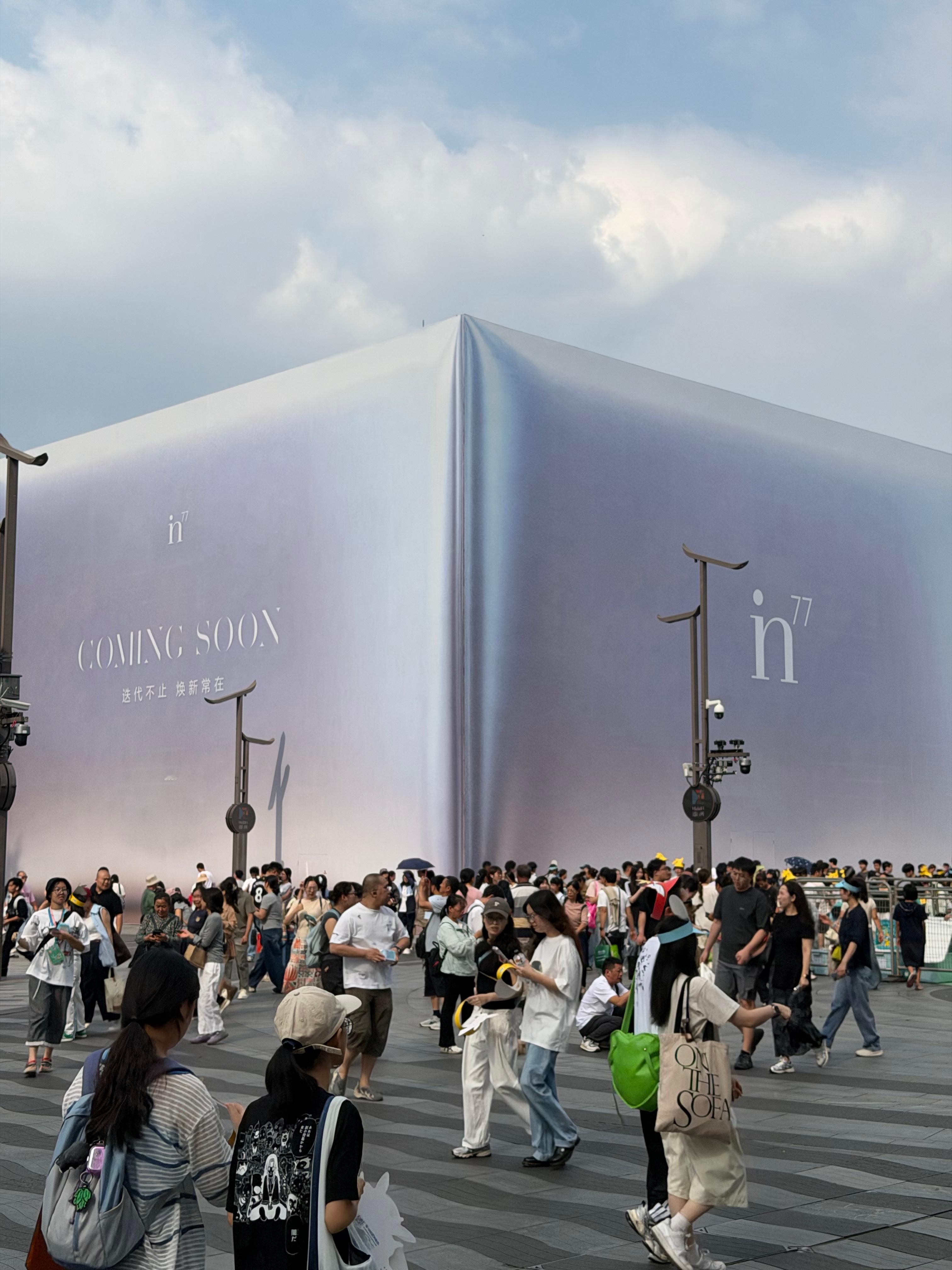 杭州首家alo落地湖滨in77Apple西湖隔壁 好巨大的围挡alo  ​​​