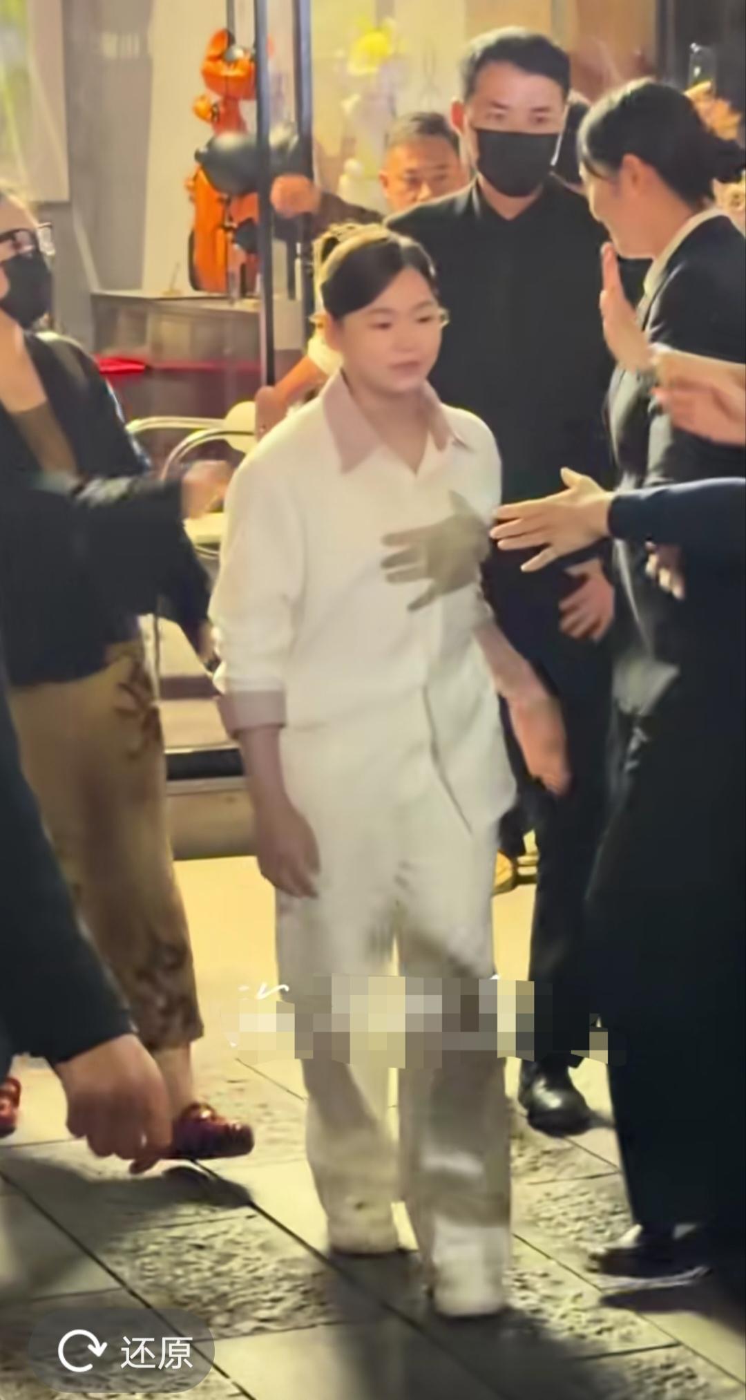全红婵出席活动现场，看看女保镖是谁？太有实力了！一点都不胖啊，国泰民安的小脸蛋，