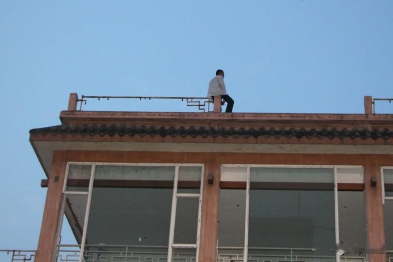 广西一男子肺炎住院才两天，就突发躁狂离世，这事太让人震惊了。才短短两天时间，生命