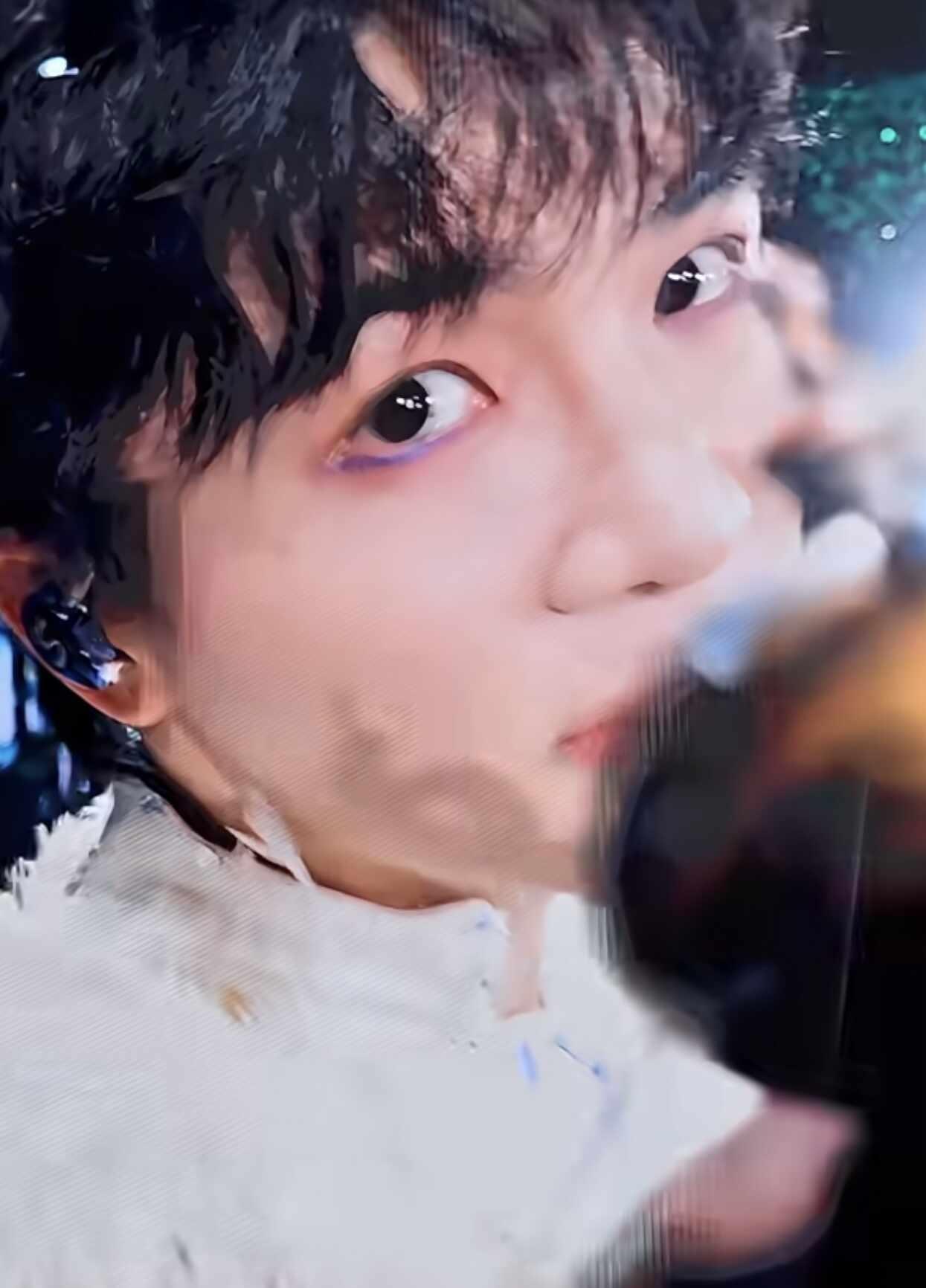 预言家出现了
妆是昨晚掉的 也是昨晚补的蓝眼线 居然和苏州妆造撞上了！！周深 b