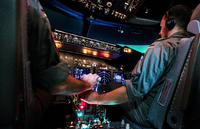 星期二一个美国海军P-8A海神的反潜艇巡逻飞机在霍尔木兹海峡执行侦察。

飞机从