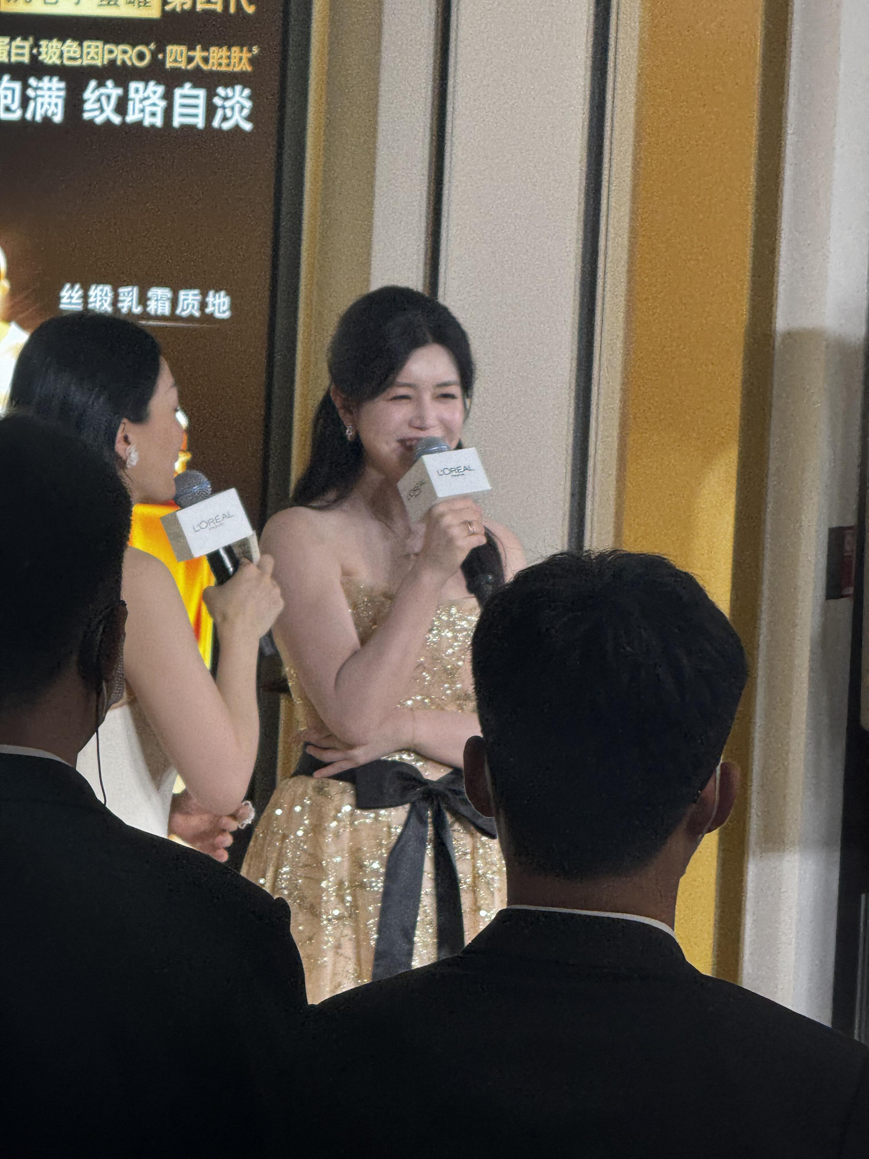 路人偶遇陈妍希，真人白到发光✨ 