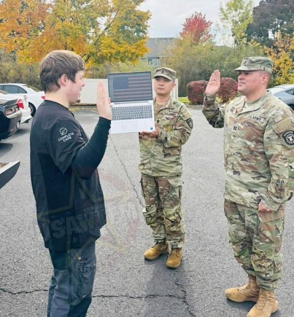 不发工资连仪式感都没了！

不发工资，连星条旗也买不起了，新兵参军宣誓，只能这样