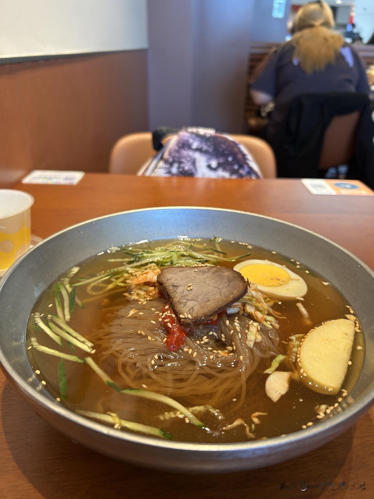 在北京吃个冷面都不便宜啊，三泉冷面25块，故乡酒家冷面更贵，要30块。这价格对比