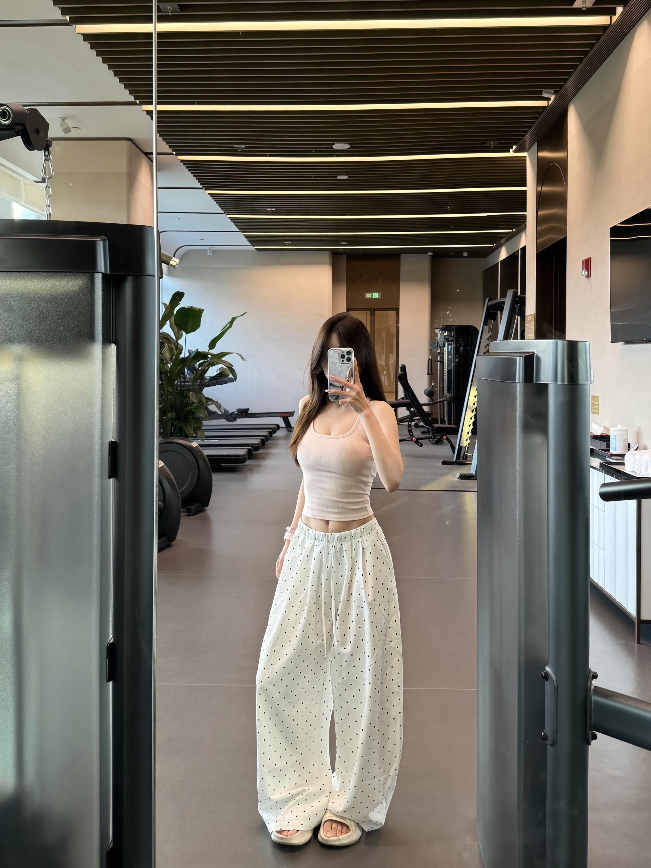 背薄薄的 腰细细的 臀翘翘的 好不好