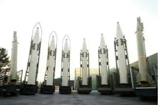 伊朗发射的弹道导弹数量越来越少。从开战第一天发射350枚弹道导弹，到第四天发射的