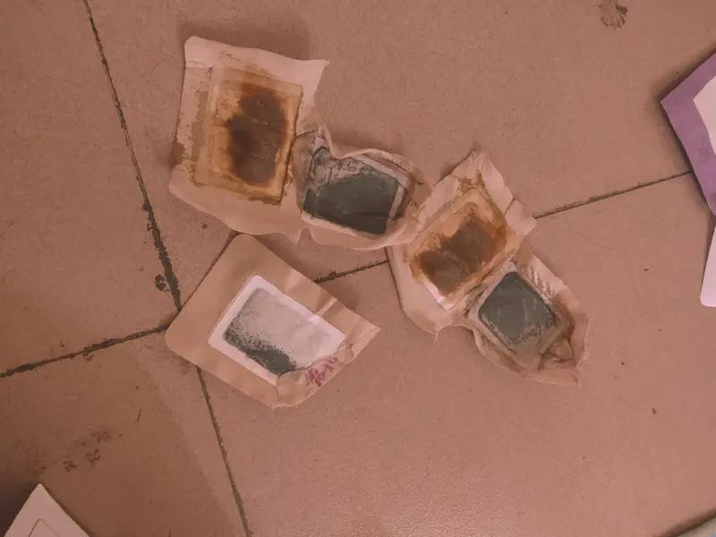 足贴贴橙子土豆也变黑 有商家宣称足贴能 “吸湿气毒素”，颜色越黑功效越好。记者拿