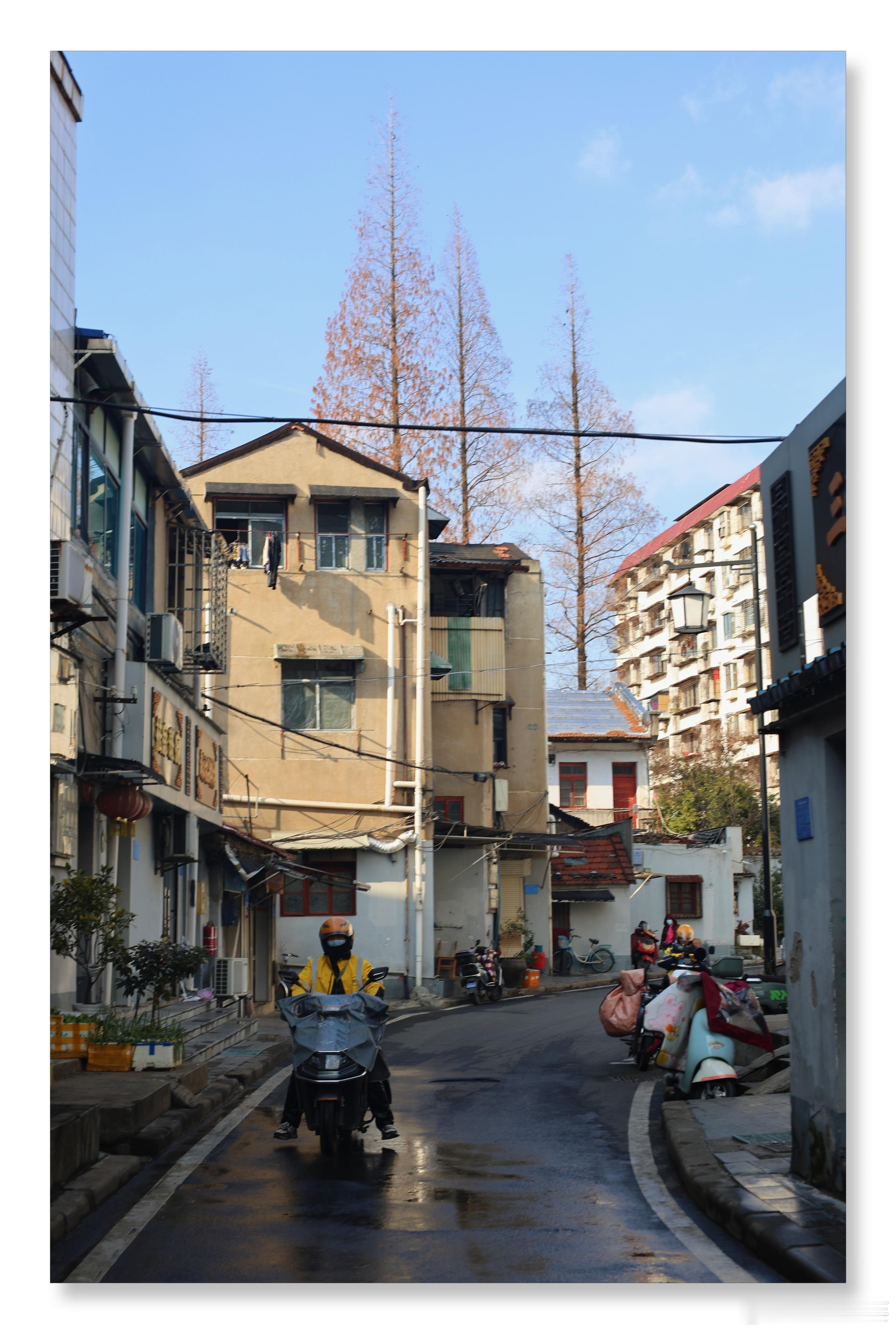 人到中年就会发现，能平静地生活着已算幸事。 ​​​