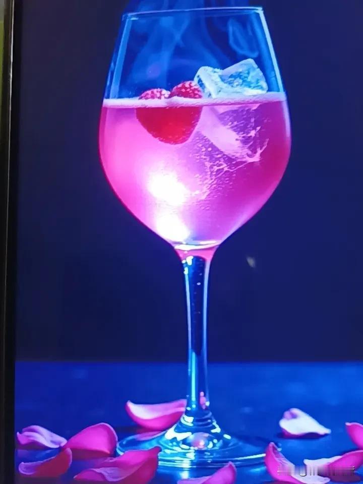 回首过往,你的岁月是哪一种滋味?
回首过往，我的岁月就像一杯混合了多种味道的鸡尾