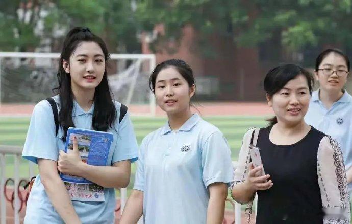 高中时期的孙乐言青涩稚嫩，有一种青春校园剧女主的即视感 