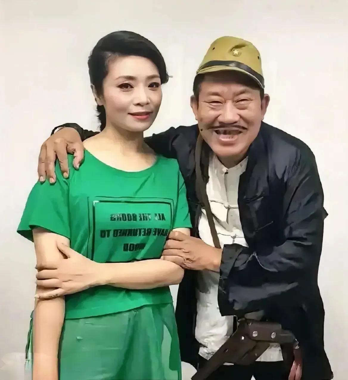 杜旭东，真是老天赏给他一碗饭吃，他利用自己外貌上的个性特征，把反派人物演得让现众