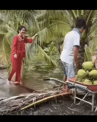 女：大王，来抓我呀！
男：抓！还抓不？
“玩心眼儿”，这男的还是技高一筹的。不过
