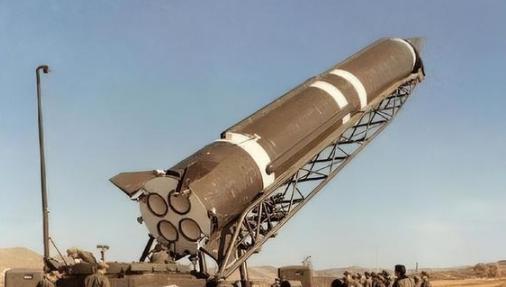 一口气花35亿买东风导弹，又砸150亿请中国驻军，付款极其爽快。谁能想到，在战火