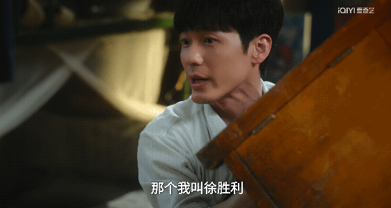 今天追剧竟然发现一部剧中男主角是我们烟台的一部戏，讲述男主角放弃在烟台国营企业上