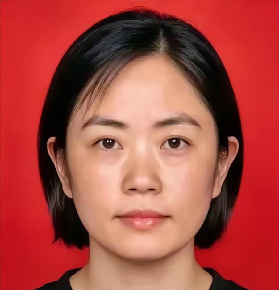 手握安置房钥匙、拿着终身退休金！退役女大校放弃安逸，扎根大凉山支教十几年。

本