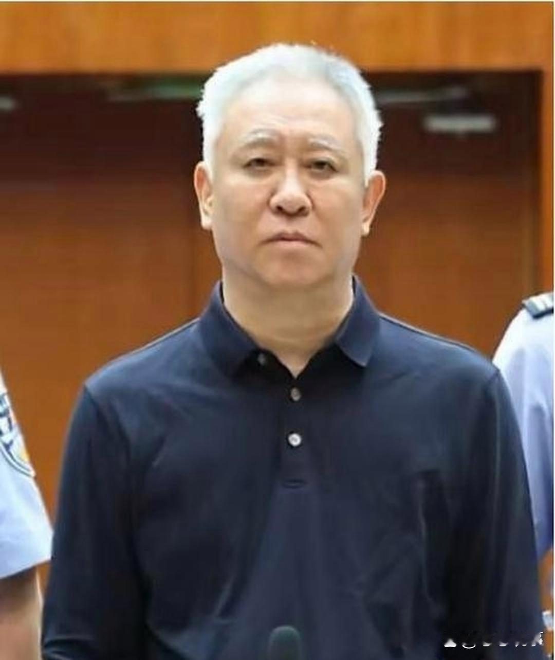 许家印被判了无期徒刑！
曾经风光无限的许大老板，变成了阶下囚。
人们不禁要问：他